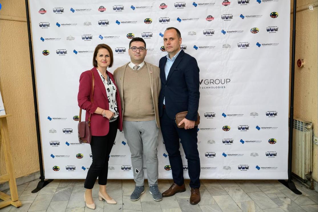 Гости пред паното на изложбата
